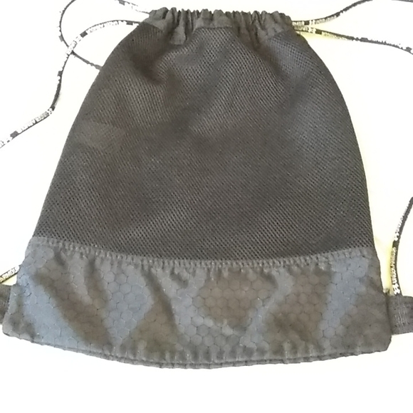 Under Armor net pull string gym bag. - Picture 7 of 9